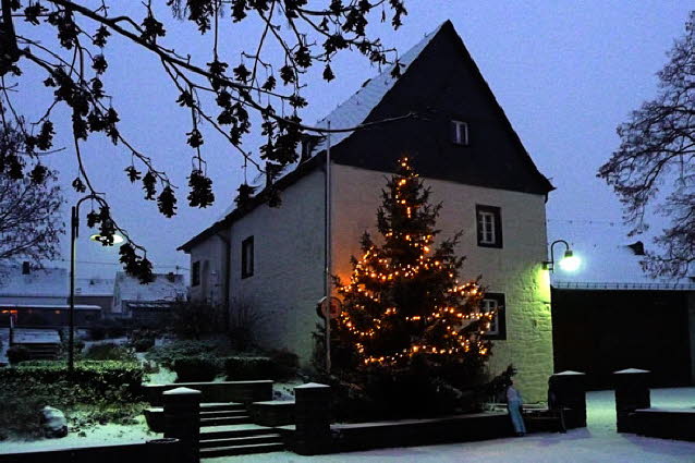 Tannenbaum auf dem Dorfplatz